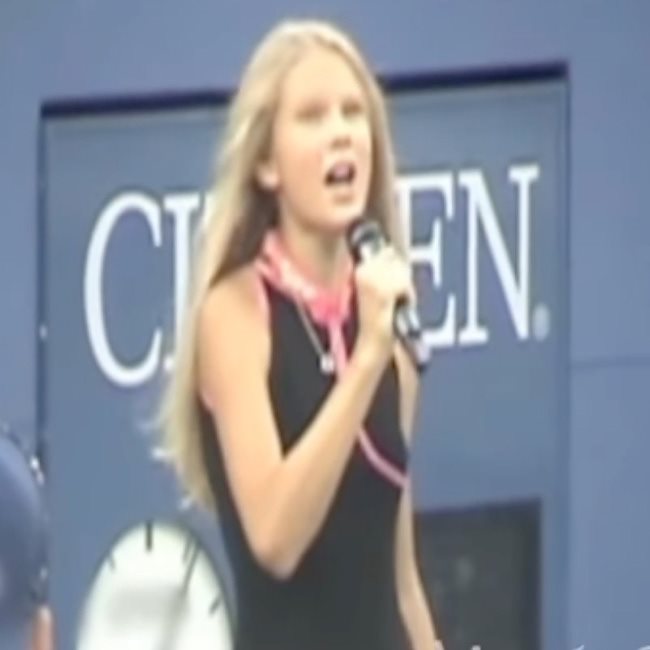 Тейлър пее химна на US Open, след което е забелязана от музикален мениджър.

СНИМКА: ТВ ЕКРАН