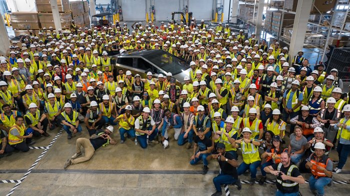 Илън Мъск представи първият сериен Tesla Cybertruck, заобиколен от работници. Снимка: Тесла