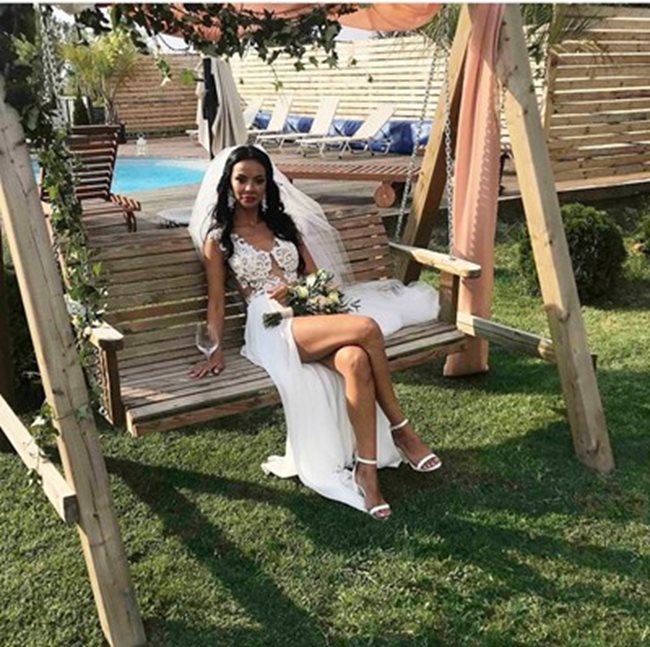 Райна Налджиева в секси сватбена рокля