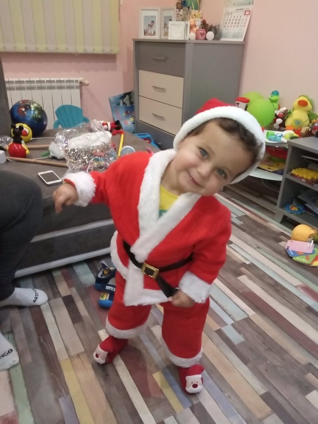 Атанас Славчев, който е на 1 година и 9 месеца от Смолян е влязъл в ролята на мини Дядо Коледа.