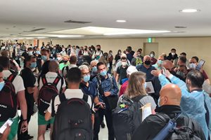 Летище Нарита - току-що кацнали в Япония представители на медиите са изпълнили дълъг коридор и очакват инструкции как ще протекат последните няколко часа от дългия олимпийски път към Токио. 