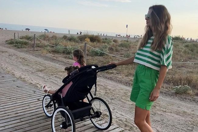 Анна Левандовска и домочадието на разходка край плажа