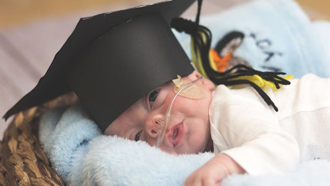 Трогателно: болница изписва преждевременно родените бебета като дипломанти