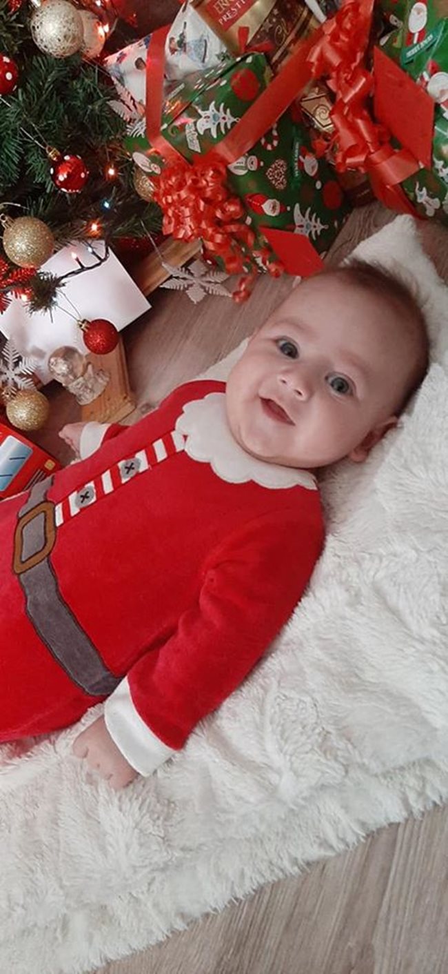Йордан Любомиров Григоров от Несебър, който е на 3 месеца и 15 дни, ще посрещне първата си Коледа, а мама и татко са му купили празничен костюм.
