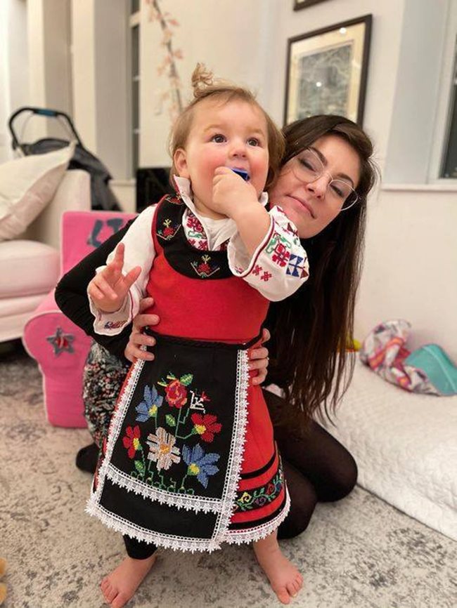 Лаура Чуканов с дъщеричката си Лиляна