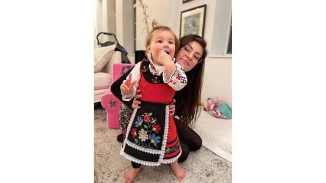 Лаура Чуканов премени бебето си в българска носия в Ню Йорк