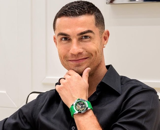Кристиано Роналдо позира с часовника Снимка: инстаграм на футболиста