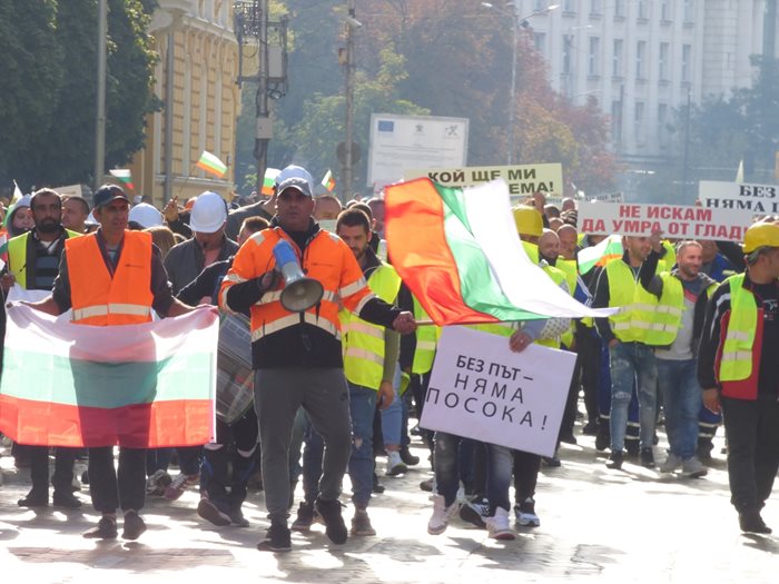 Пътностроителните фирми излизаха на протести, за да получат част от парите си.
СНИМКА: РУМЯНА ТОНЕВА