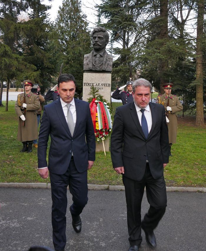 Боил Банов и Асаф Адеми поднасят венец на паметника на Гоце Делчев в Борисовата градина.