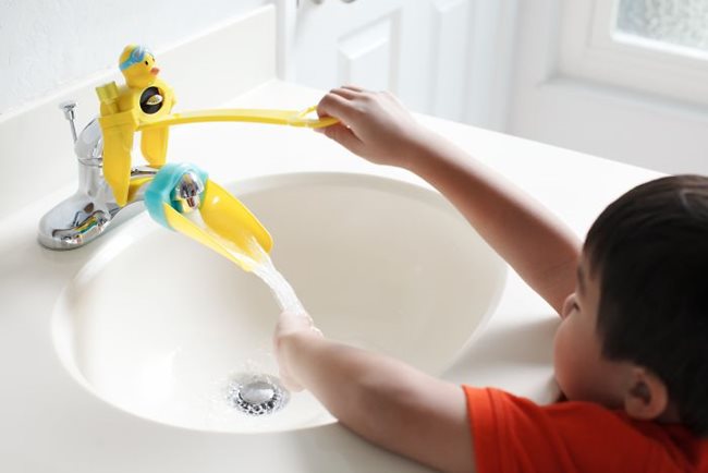 Детски накрайник за управление на кранчетата на мивката. СНИМКА: Aqueduck