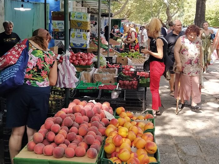 Сергиите са обсипани с плодове и зеленчуци, но цените им са високи, смятат клиенти.