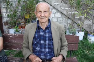 100-годишният Димитър Кавгазов има около 70 декара гори и членува в горовладелската кооперация в Славейно.