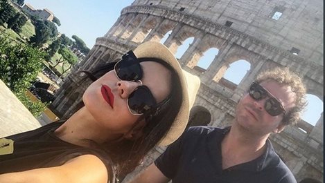 Мона от “Революция Z” обикаля Рим с мъжа си