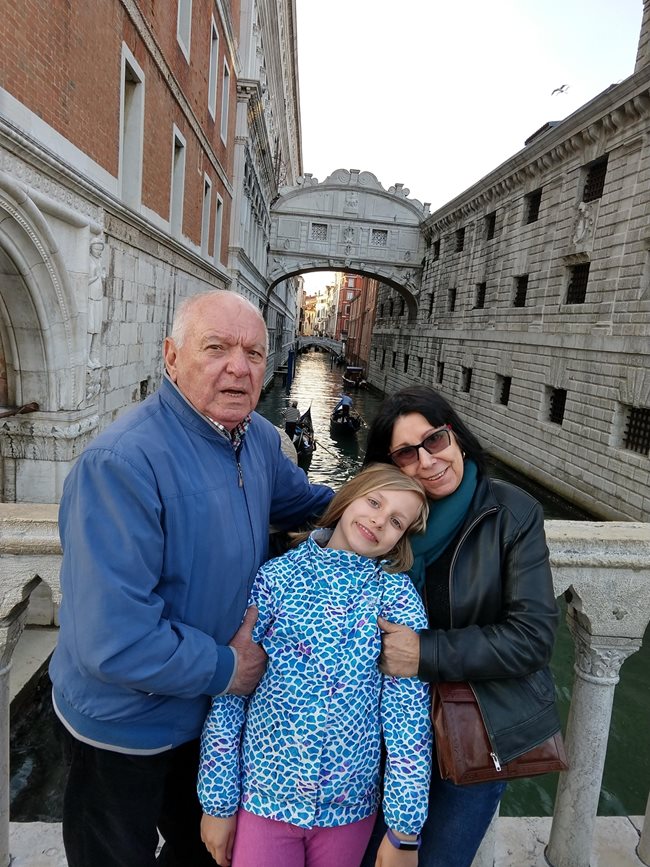 Пегър Вучков с внуче във Венеция