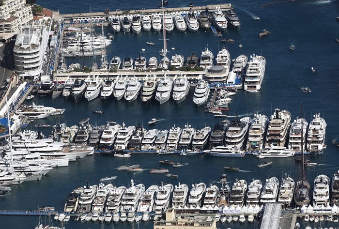 На пристанището в Монако акостират луксозни яхти от цял свят.
