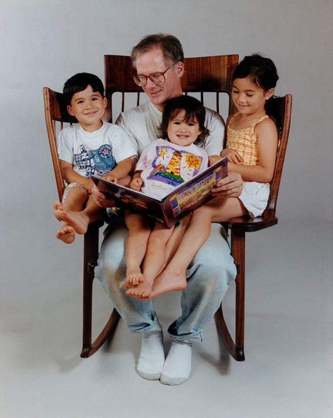 Стол за четене на приказки за многодетни родители. СНИМКА: Hal Taylor