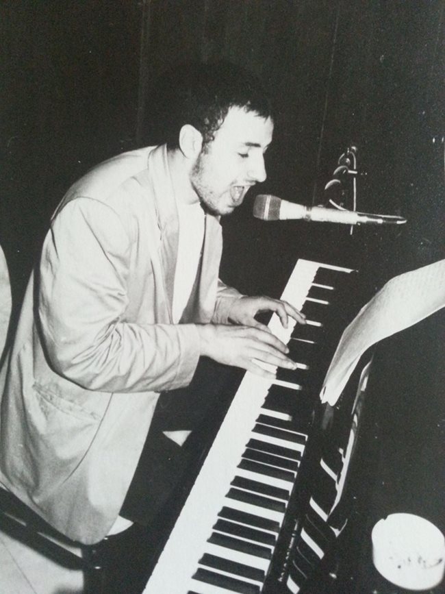 В студентските си години свири в първия пиано бар в София.