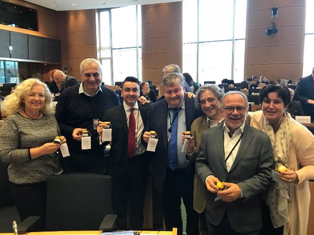 Българският евродепутат Момчил Неков благодари на своите колеги за подкрепата и им подари по бурканче „Странджански манов мед“