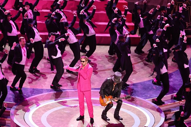 Изцяло в розово облечен, Райън Гослинг, който влезе в ролята на Кен направи впечатляващо шоу на сцената на театър “Долби”, като изпълни хита от филма на Грета Геруиг “Барби” - I'm Just Ken. На сцената се появи и Слаш от Guns N' Roses.