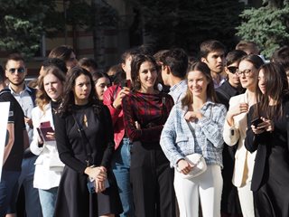 Най-щастливи и уверени са студентите, които учат за свещеници и полицаи (Графики)