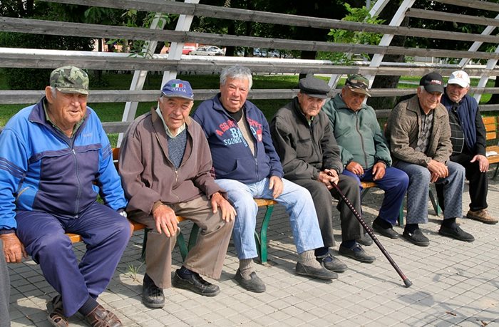 Мъже се питат кой е късметлията.