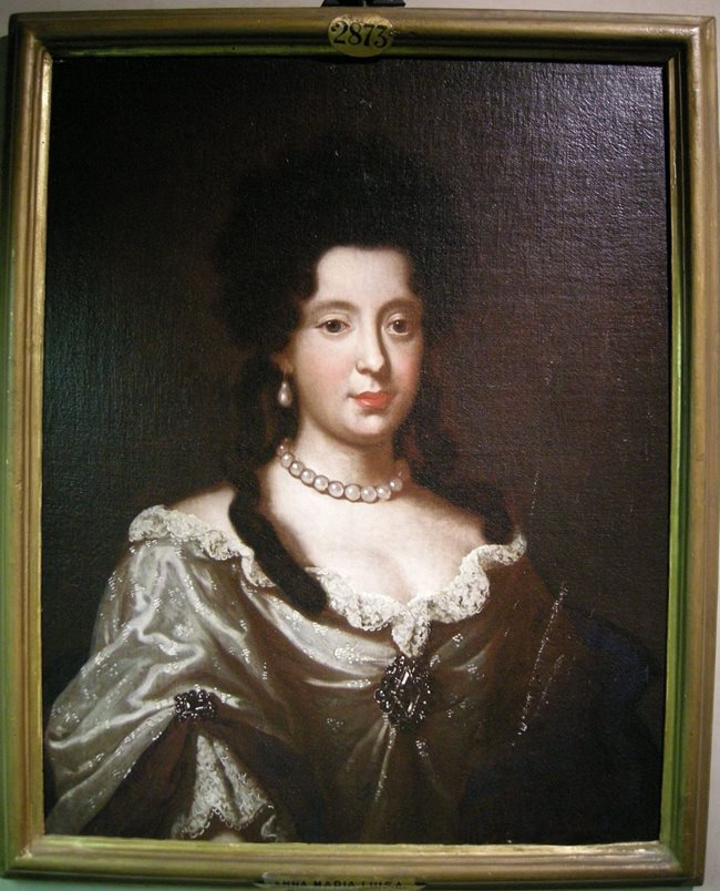 Портрет на Анна Мария Луиза Медичи, която подписва семейния пакт, с който се запазва богатството им за Флоренция.