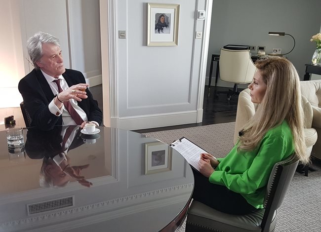 Деси Банова разговаря с президента на Украйна Виктор Юшченко в Баку.