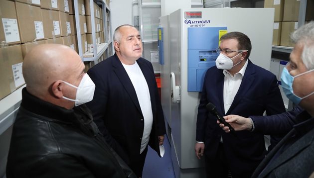 министър-председателят Бойко Борисов по време на посещението си днес в Центъра по заразни и паразитни болести, където се помещава и БулБИО