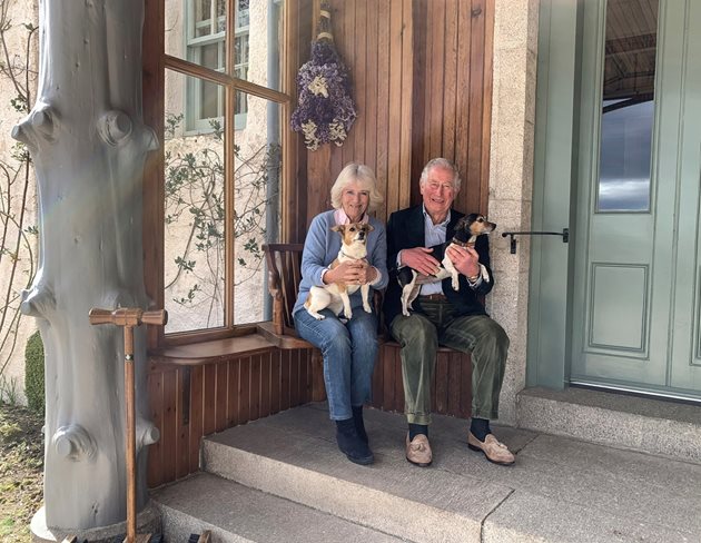 Британският принц Чарлз и съпругата му херцогиня Камила отпразнуваха 15-ата годишнина от сватбата си на 9 април. Двамата пуснаха снимка от резиденцията си “Бъркхол” в Балморал, Шотландия, с двете кучета, които Камила спаси от приют - Блубел и Бет.