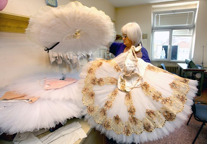 В дамската шивалня вече готвят костюмите за „Корсар“. Цената на една балетна пачка тръгва от 400 лева и върви нагоре, а в един спектакъл понякога има по 200