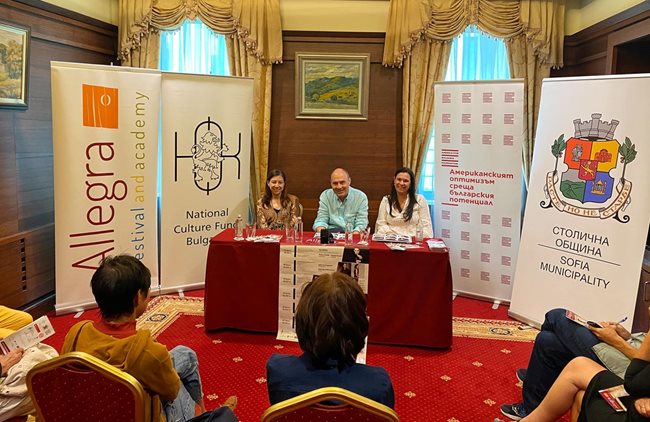 Петър Найденов, Мария Найденова - Абрашева и Биляна Генова на пресконференцията вчера