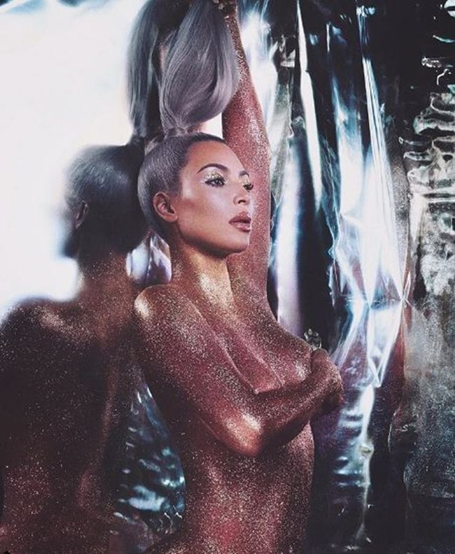 Ким Кардашиян позира гола и в целия си блясък за рекламата на своята козметика СНИМКА: инстаграм/kimkardashian/