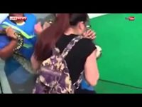 Питон ухапа жена по носа в тайландски град, поискала да го целуне (Видео)