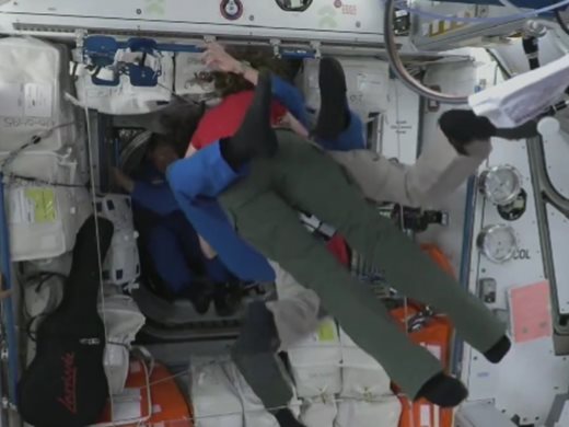Вижте как руски и американски астронавти трогателно се прегърнаха на МКС (Видео)