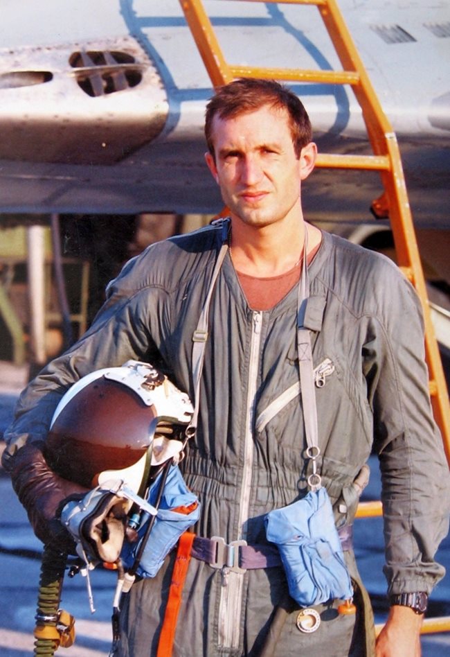 Румен Радев като млад пилот в авиобаза Равнец.