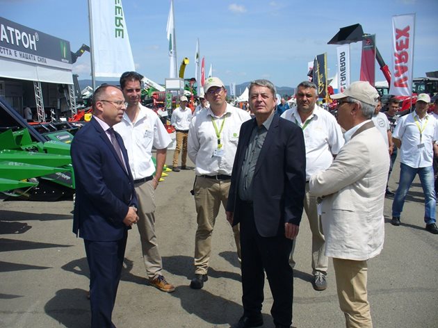 Министърът на земеделието и храните Румен Порожано /вляво/ и председателят на УС на БАТА Тодор Николов сред търговци, които показват машини за продан на изложението.
