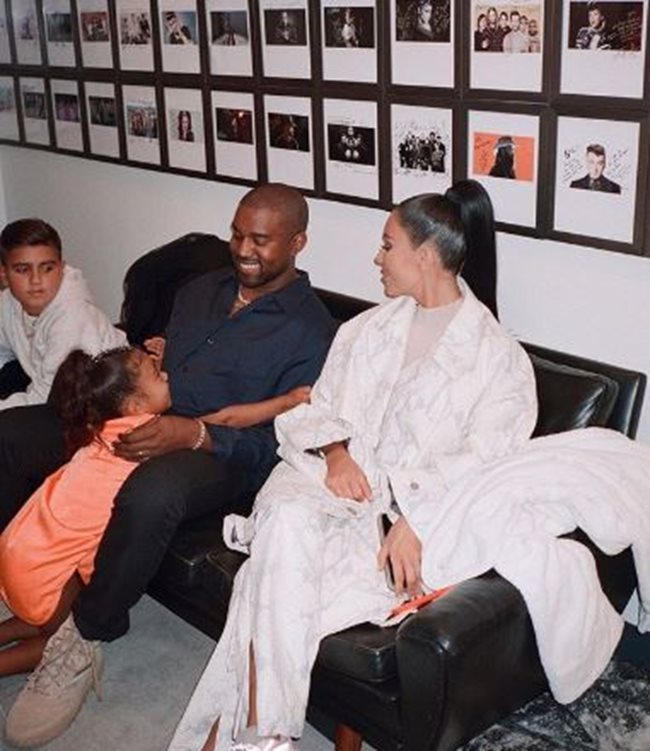 Ким Кардашиян с Кание Уест и дъщеря им Норт СНИМКА: Инстаграм/kimkardashian