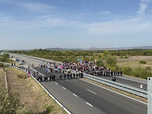 Седми ден блокада на „Тракия”, протестиращите очакват провокатори