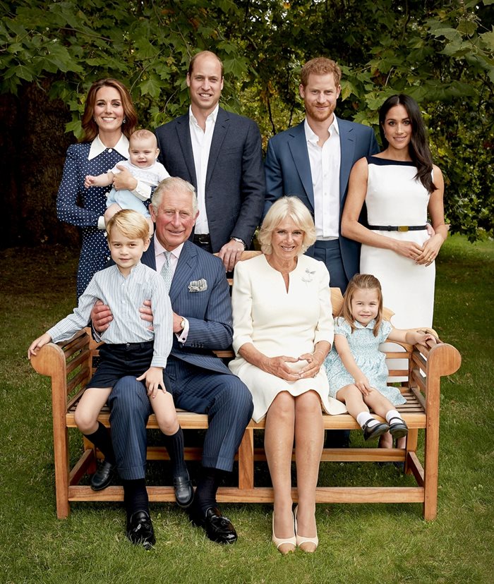 Тази снимка принц Чарлз пусна за 70-ия си юбилей. Той е със синовете, снахите и внуците си на нея.