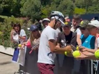 Новак Джокович се пази с каска след удара с бутилка в главата (Видео)
