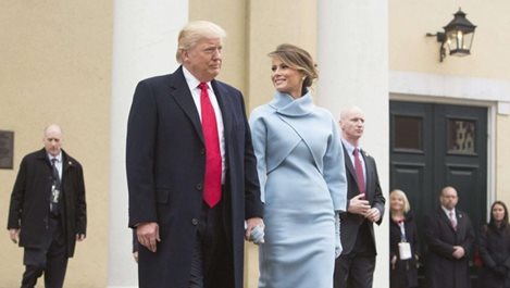 Първият танц на Мелания и Доналд Тръмп като президентска двойка (видео)
