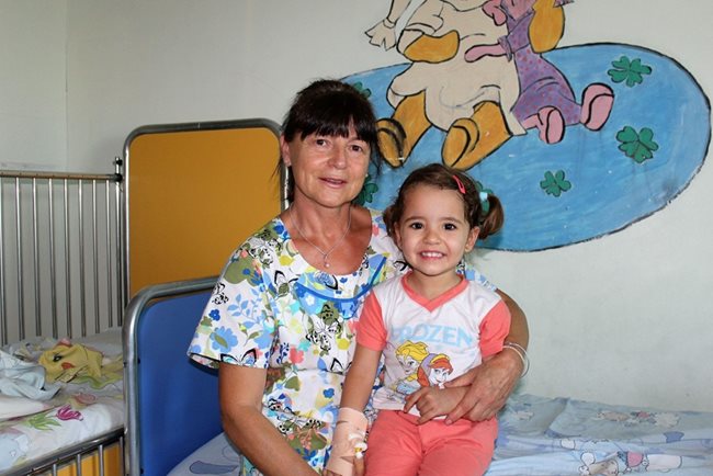 Валентина Сиропуло със своя малка пациентка по време на работа в болница “Хигия” в Пазарджик