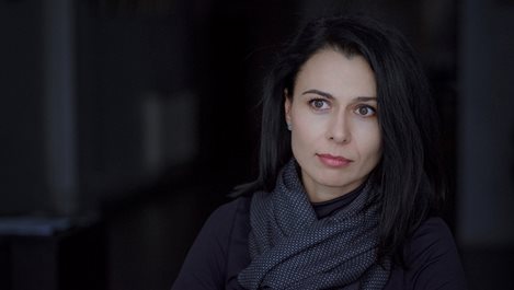 Десислава Бинева: Предпочитам 800 000 да четат български поети, отколкото да се разходя с носия пред Айфеловата кула