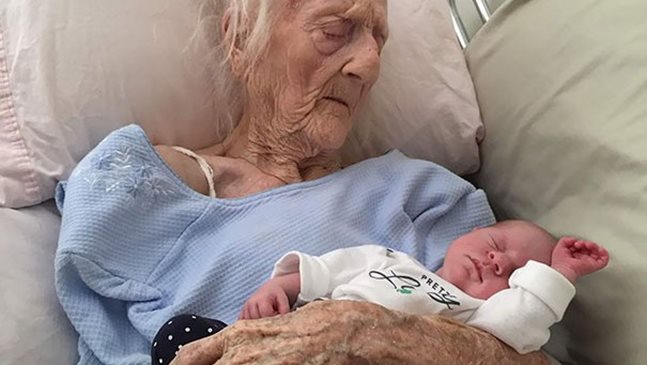 Баби посрещат своите правнуци. Вижте емоцията им в 10 трогателни снимки
