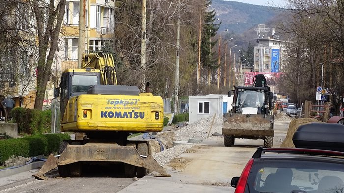 Смяната на ВиК под основния търновския бул."България" е в нов участък
