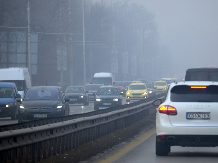 В София от 1 декември вече е в сила зона с ниски емисии, където не се допускат коли със стандарт Евро 1 и Евро 2.

СНИМКА: “24 ЧАСА”