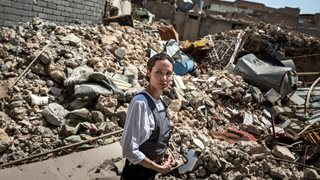 Анджелина Джоли сред отломките на Мосул (Видео, снимки)