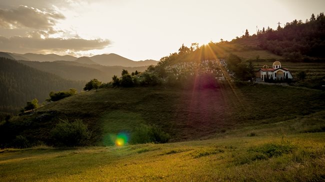 Слънцето се показва над  родопското село Стойките.