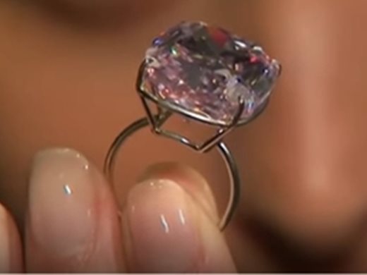 Огромен розов диамант ще бъде предложен на търг в Женева