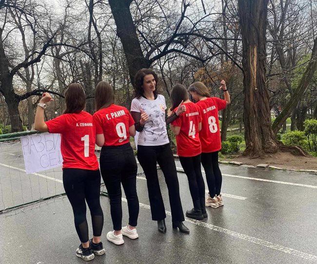 Учителката с бяла фланелка на ЦСКА с автографи, а с номерата на своите червени фланелки 4 момичета са изобразили годината на основаването на любимия  клуб – 1948.